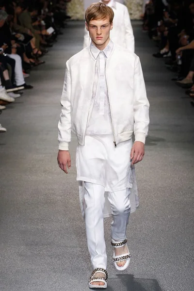 Look 64
